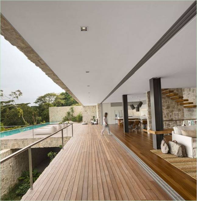 Terrasse au bord de la piscine d'une maison de campagne au Brésil