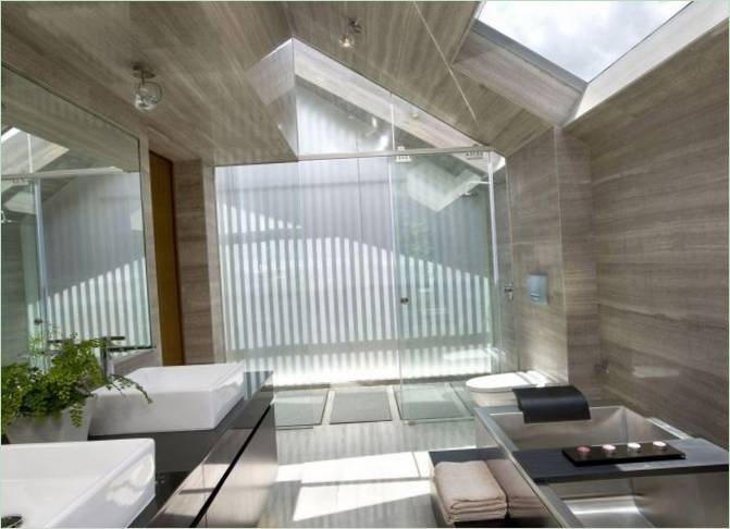 Salle de bain moderne dans la résidence de la Maison OOI