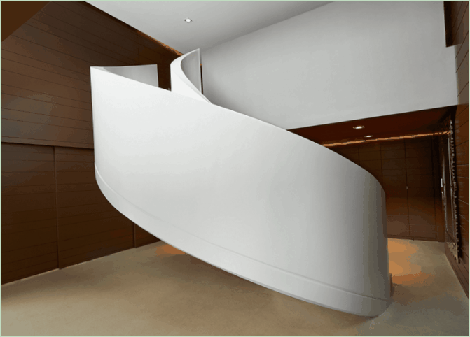 Escalier en colimaçon blanc en forme de volute dans le design d'une maison en Espagne