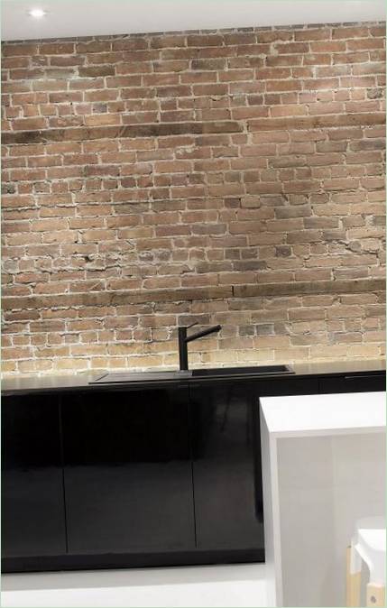 Robinet noir sur un mur de briques