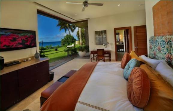 Une chambre avec une vue luxueuse sur l'océan