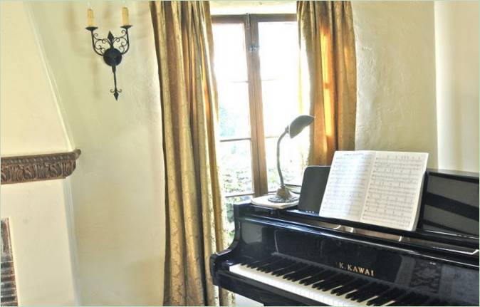 Un piano à queue noir dans le salon