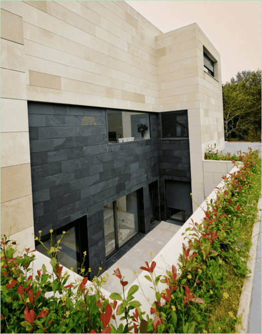Conception par Foraster Architects d'une maison en Espagne avec des fenêtres au sous-sol