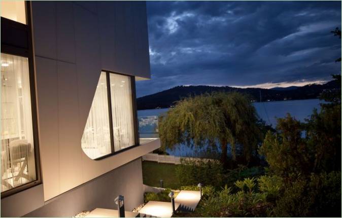 Une résidence blanche comme neige au bord d'un lac, réalisée par Spado Architects en Carinthie, en Autriche
