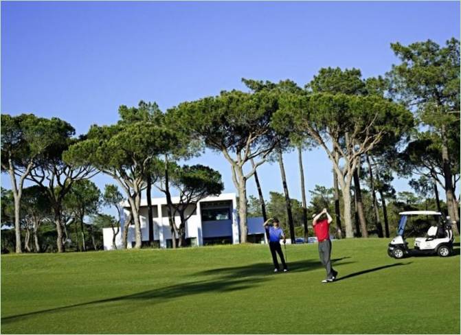 Villa avec terrain de golf au Portugal par Blacam Meagher