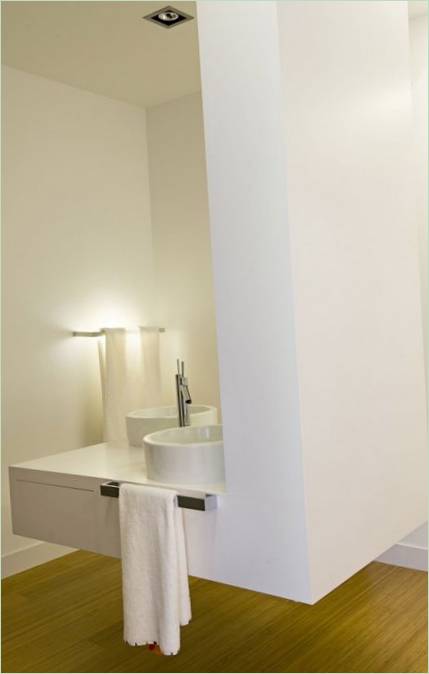 Compositions architecturales en Corian blanc avec sanitaires intégrés dans la salle de bains
