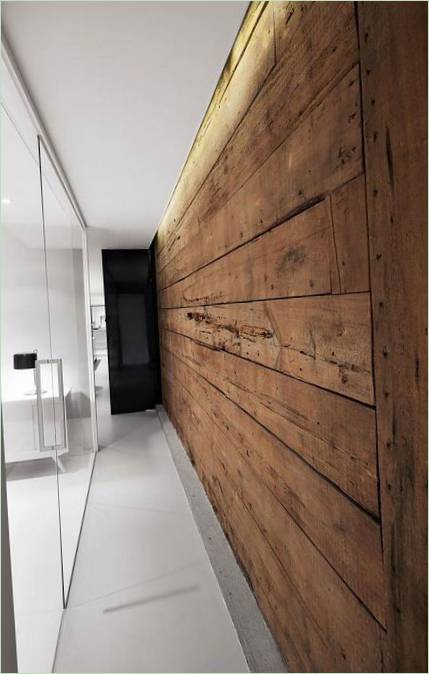 Couloir entre les murs de verre et de bois