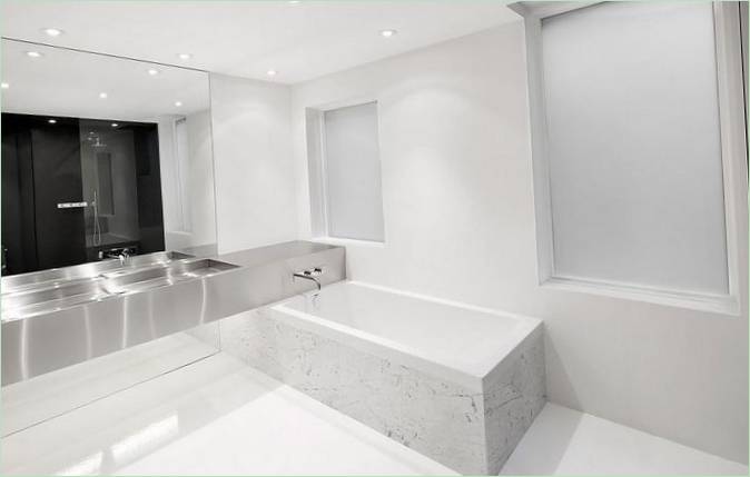 Baignoire en marbre dans une salle de bains blanche