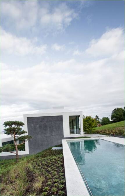 Le design élégant des 4 maisons à cour dans le minimalisme moderne en Suisse