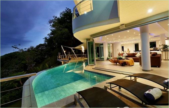 La luxueuse piscine d'une maison privée