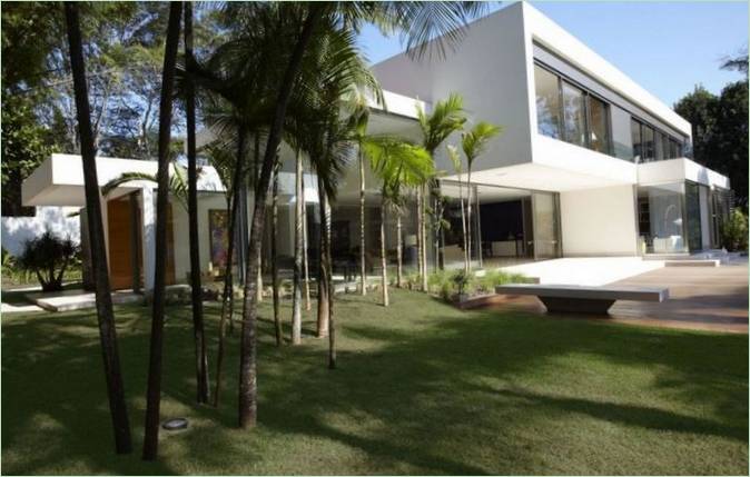 Conception privée d'une villa à deux étages sur une colline à Sao Paulo