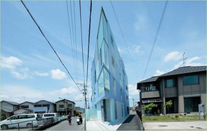 L'extérieur d'une maison en forme de proue de navire par le Bureau de design de l'Est au Japon