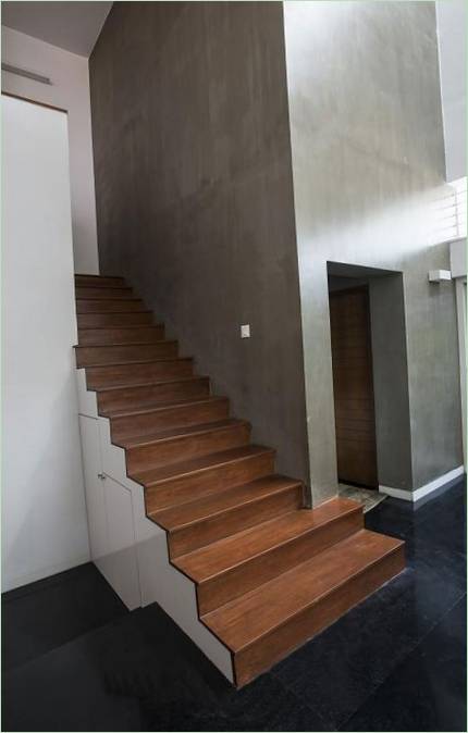 Escalier de la mezzanine en bois avec pièce de rangement