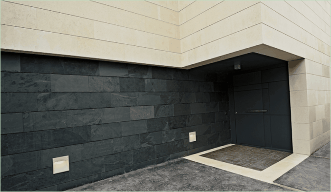 Porte d'entrée noire dans le design de la maison espagnole de Foraster Architects