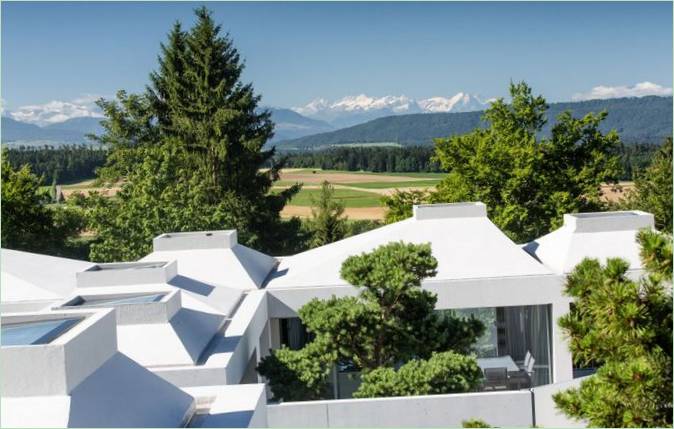 Le design élégant des 4 maisons à cour dans le minimalisme moderne en Suisse