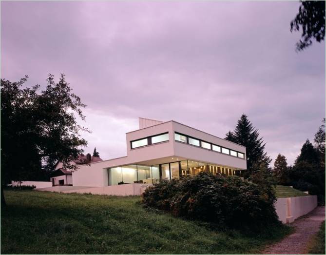 Intérieur de la maison P sur une colline par Philipp Architekten
