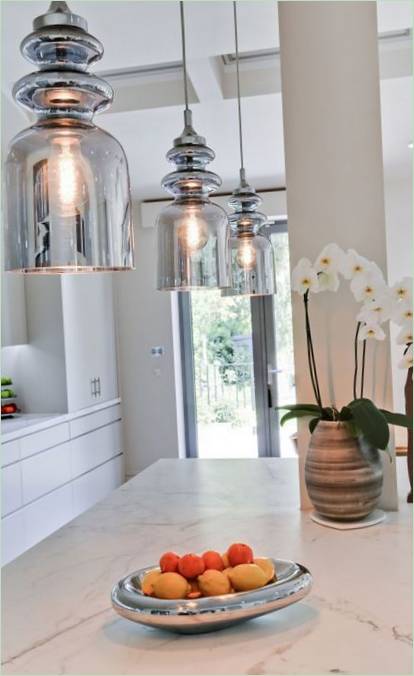 Luminaires suspendus créatifs dans l'intérieur de la cuisine d'une maison à Londres