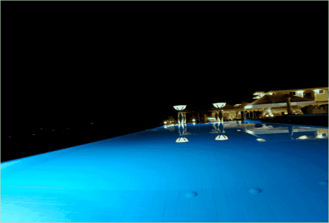 La luxueuse piscine de l'hôtel