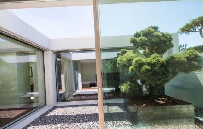 Conception élégante de 4 maisons sur cour en minimalisme moderne en Suisse