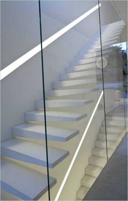 Escalier vers le premier étage dans un style moderne