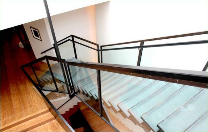 Un escalier avec des parois en verre