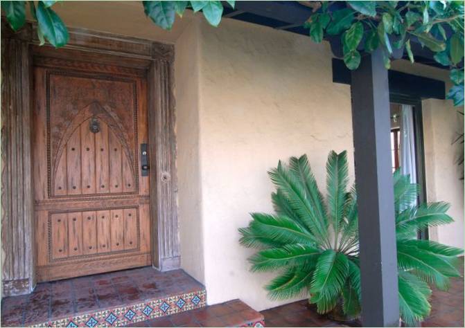 La porte d'entrée d'une maison coloniale