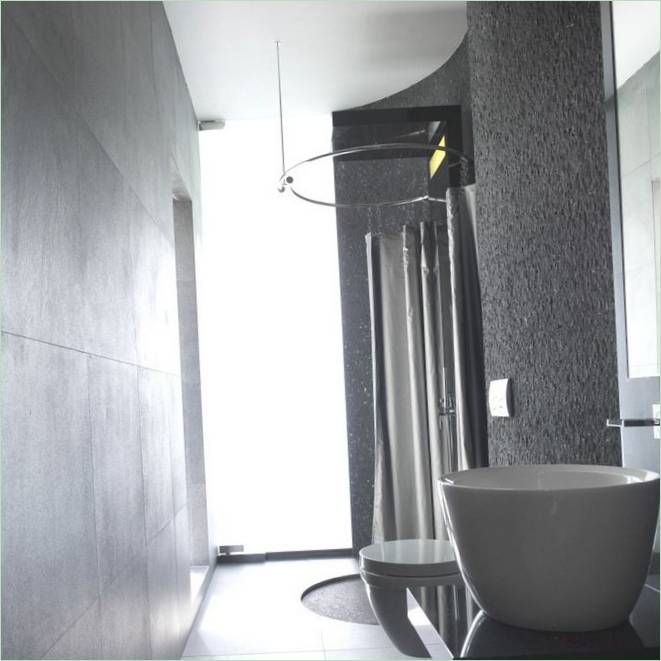 Salle de douche dans la maison minimaliste de l'Ensemble Bass, Singapour