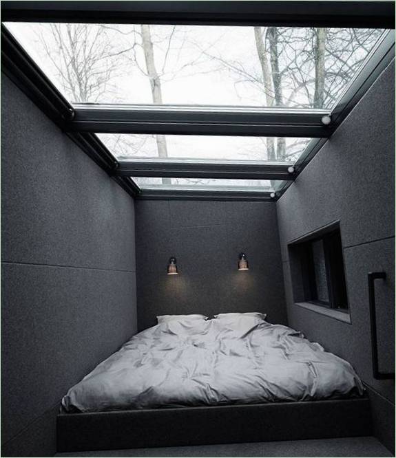 Design intérieur d'une maison en panneaux avec un toit en verre