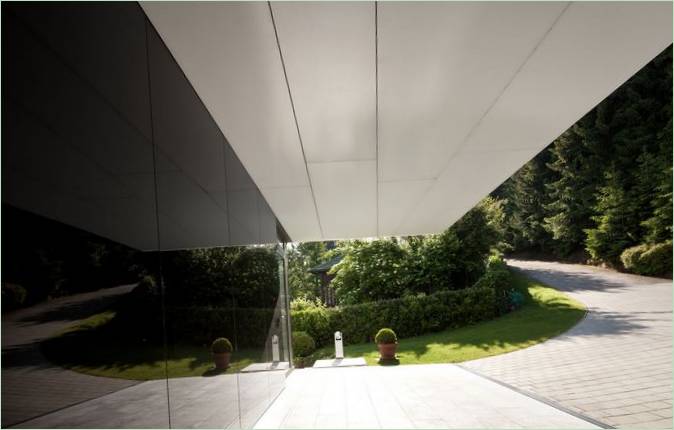 Résidence lacustre blanche comme neige de Spado Architects, Carinthie, Autriche