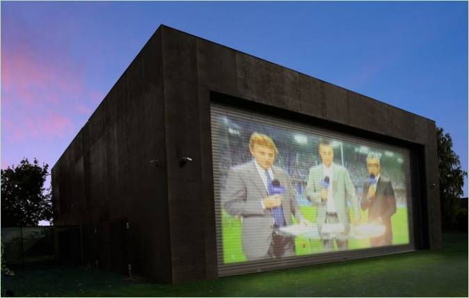 Un écran de cinéma sur la façade d'une maison insolite en Pologne