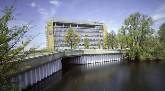 Un bâtiment avec une serre en verre sur le toit