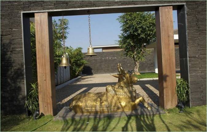 La sculpture de la vache dorée dans la conception de la Maison de l'AP