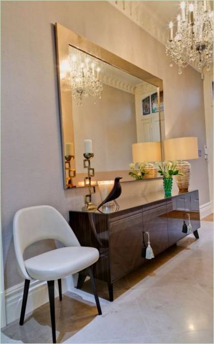 Un miroir luxueux dans l'intérieur d'une maison à Londres