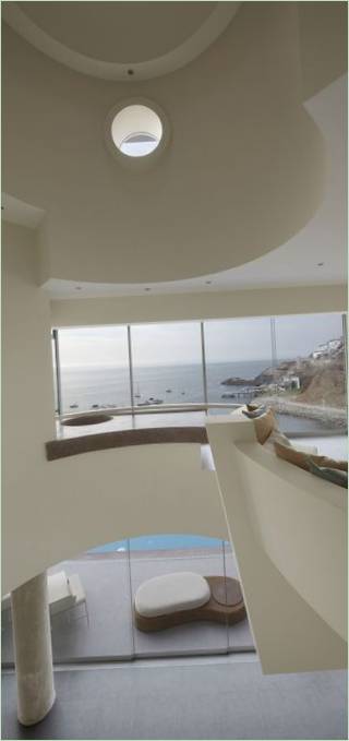 Design intérieur de la maison de plage Veronica avec vue sur la côte à Lima, Pérou