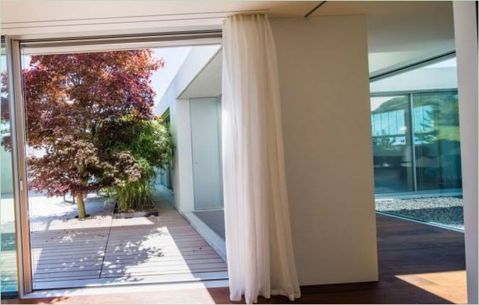 Le design élégant de 4 maisons à cour dans le minimalisme moderne en Suisse