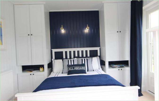 Un intérieur de chambre à coucher en bleu et blanc