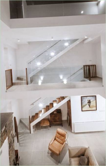 Escalier élégant dans une maison à colombages