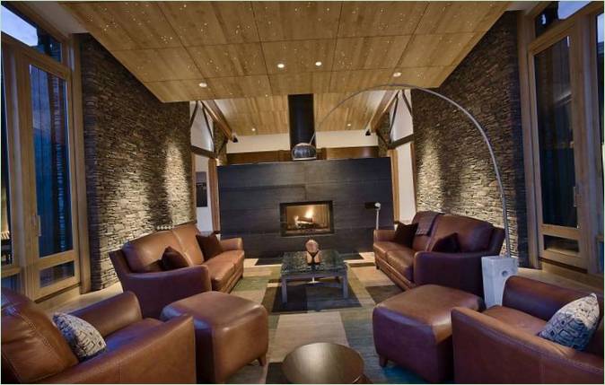 Design intérieur d'un salon avec cheminée