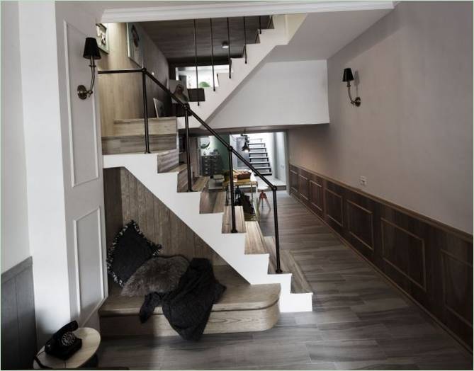 Escaliers menant au premier étage des appartements