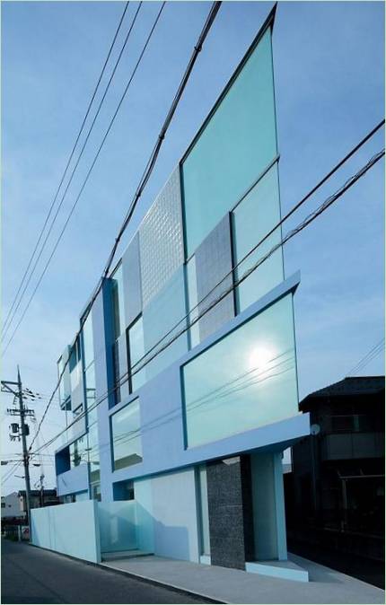 Entrée principale d'une maison en forme de proue de navire du bureau d'études Eastern Design Office au Japon