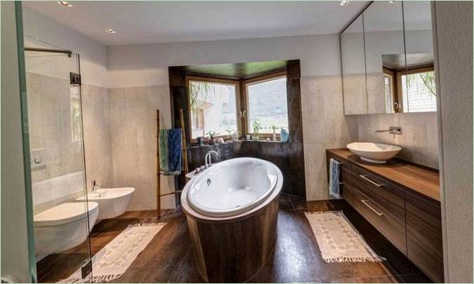 Une salle de bain de forme inhabituelle dans une maison Brunner
