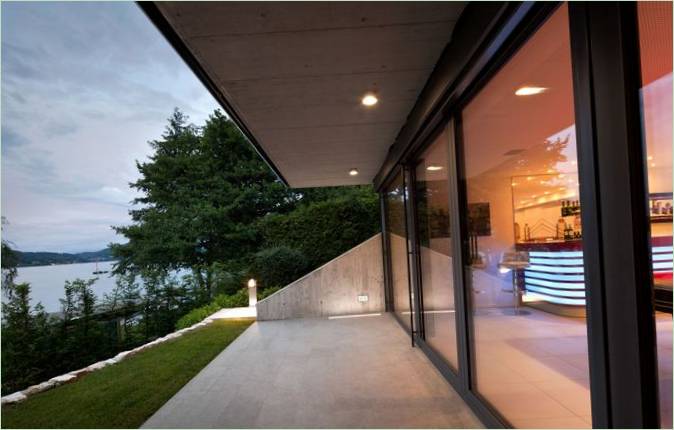 Résidence lacustre blanche comme neige de Spado Architects en Carinthie, Autriche
