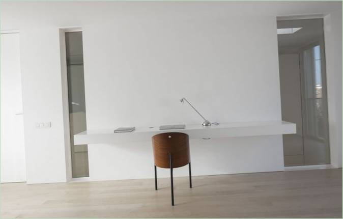 Intérieur d'un cottage moderne au design minimaliste dans des tons blancs par le studio Humberto Conde, quartier de Parede, Cascais, Portugal