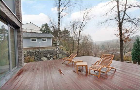 Terrasse en bois devant la villa