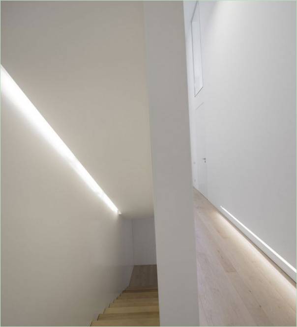 Intérieur d'un cottage moderne au design minimaliste dans des tons blancs par Humberto Conde, Parede, Cascais, Portugal