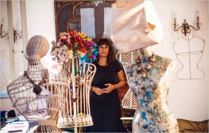 Décoration intérieure créative dans une maison à Venise, en Italie : mannequins, croquis et fleurs fraîches