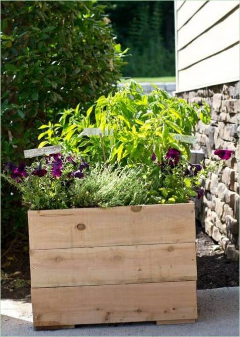 Idées de décoration pour la maison d'été : un pot de fleurs en cèdre