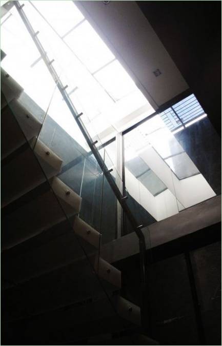 L'escalier en verre d'une maison à Jakarta