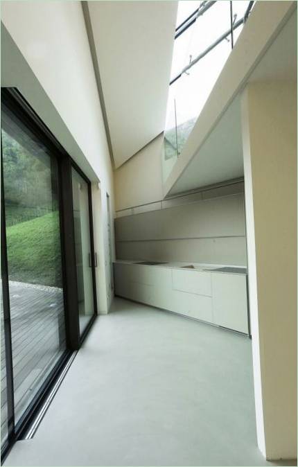 Villa sur un versant alpin par Camillo Botticini - design intérieur dans des couleurs claires