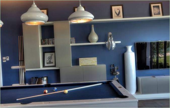 Chambre de piscine avec minibar